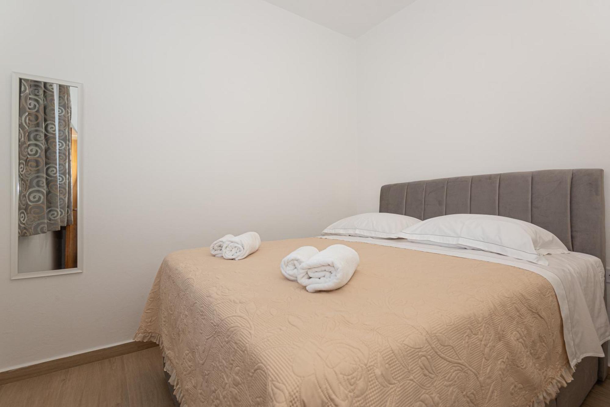 Apartments Lovric Водице Экстерьер фото